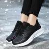 Casual schoenen vrouwen gevulkaniseerd 2024 Winter warme korte pluche mode dames sneakers outdoor dikke zool comfortabele dames