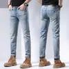 Männer Jeans Designer Guangzhou Xintang Hellblau Slim Fit Small Feet High End Spring Monster Hosen D2JX