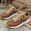 Casual schoenen vrouwen platform sneakers rond teen low-top luipaard wig ontwerper voor vetersports zapatillas mujer