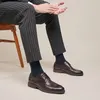 Chaussures habillées derby hommes authentique cuir bas à talon lacet en haut de la couche supérieure.