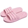 Slippers 2024 couple d'été à la maison pour femmes hommes multicolores à fond doux de salle de bain sans glissement Sandales couvertes qui fuient