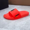 Yaz Tasarımcısı Erkekler İçin Terlik Debossed Havuz Slide Kraliyet Mavi Beyaz Kırmızı Kauçuk Kaydırıcılar Sandales Man Pantoufle Mules Markalar Sandaletler Claquette