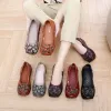 Hausschuhe Vintage Blumenkeilschuhe Damen echte Lese -Flats Frauenschuhe Chic Herbstlaafer ältere Flachschuhe weiche schicke Mokassins