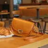 Crossbody dames toplaag groente gebruinde koehide enkele schouder brede riem geweven riem woon -werkverkeer met geavanceerde textuur