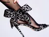 2021 Femmes sexy Wave Point Sandals Fashion Leopard Imprimé High Heels Chaussures Femmes Bow Summer Open Toe Sandales en daim18141345