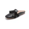Casual skor varumärkesdesigner kvinnor tofflor glider på mulor platt klack brittisk spänne glider träblock klackar sommarskor