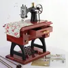 Decoratieve beeldjes naaimachine muziekbox vintage muzikaal speelgoed mini tafel decoratie eindigen voor het voorjaarsfestival