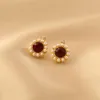 Version des boucles d'oreilles perlées pour les femmes de conception de niche luxueuse légère vin de créateur haut de gamme rouge d'été 7kcl