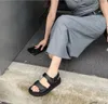 Sandália feminina famosa famosa mulher mulher ao ar livre sandálias dhgate plataforma de couro chinelos de verão slide casual plana ao ar livre sliders sapato de praia com caixa