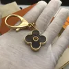 2024 Kleine bloemen Key -ketens voor mannen en vrouwen, stijlvolle sleutelhangers met briefdierpatronen, hoogwaardige vintage hangende gespen