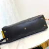 Luxury Grained Leather Tote Bag designer axel handväska crossbody väska lås den mm handväska män kvinnor avslappnad pendlare väska designer väskor 240415