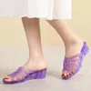 Slippers 2024 Summer des femmes polyvalentes d'été pour femmes Talons de coin maman confortable Coussin de maison pour femmes