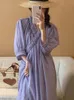 Robes décontractées Robe à col en V violette pour les femmes avec des manches de bulles de design d'été
