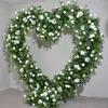 装飾的な花の白いバラの緑のユーカリ葉の葉の植物花のアレンジメントハートショップフレームアーチウェディングバックドロップフロアフラワーロウ