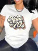 女性用TシャツプラスサイズカジュアルTシャツの女性とアートレター70SプリントラウンドネックショートSLVEミディアムストレッチTシャツY240420