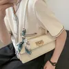 Axelväskor kvinnors väska utsökt mode generöst handtag med silkescarf dam koppling underarms plåspåverk och handväskor