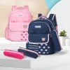 Sırt çantaları Yükü azaltmak ve ilkokul öğrencileri için omurganın nefes alabilen sırt çantasını korumak için eğlenceli ve sevimli çocukların okul çantası