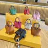 Creatieve mini -bucket Bag hanger echt lederen mini -ontwerper h merk schattige groentemandtas hangers auto sleutelhanger vrouwelijke mode kleine hoofdtelefoonhoes