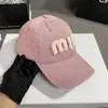 Versione coreana del baseball di lettere rosa per ragazze in primavera ed estate, largo bordo, viso piccolo, protezione solare, cappello di petto di pala molli casual