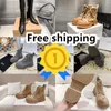 2024 Bottes de créateurs Populaires Femmes tendances Chaux de la cheville Boot Boot Luxury Sole Femme Fête Talon épais Talon 35-40 CHUNKY RAKING SMFK GAI