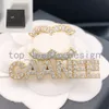 Charm Brooches Kadın Sevenler Broş Tasarımcı Pin Mücevher Tasarım Marka Mektubu Kristal Pimler İnci Broche 18K Altın Düğün Partisi Giyim Aksesuarları