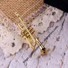 Saxofonform Fransk hornbrosch trumpetfiolcello med fall Musikinstrument Pin Christmas Gift Birthday 240412