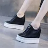 Sapatos casuais krasovki 11 cm de couro genuíno plataforma feminina salto alto salto alto tênis preto branco grossa salto escondido verão