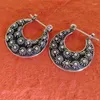 Boucles d'oreilles en peluche vintage Round Hollow Hand Gravée Fleur pour femmes Créativité Bijoux de crochet de couleur argentée en métal