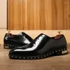 Kleiderschuhe Männer formale Leder echtes Metallniet -Design Mode Oxford Koreanische Stilgeschäftspunkte Zeh