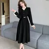 Lässige Kleider 2024 Herbst Vintage Cord -Cord Frauen mit Gürtel Korea Elegantes Patchwork Langarm Büro Dame Retro Party Schwarzes Kleid