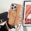 Mobiltelefonfodral damer Girls Luxurious Classical Mobile Cover Shell For iPhone 15 Pro Max 14 Plus 13 12 Pu Leather Case Handkedjan Armband Fall J240418