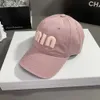 Versione coreana del baseball di lettere rosa per ragazze in primavera ed estate, largo bordo, viso piccolo, protezione solare, cappello di petto di pala molli casual