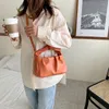 Bolso de color sólido diseño de corbata plisada bolsas de cuerpo cruzado de cuero PU para mujeres 2024 bolsos para el hombro