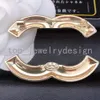 Charm Brooches Kadın Sevenler Broş Tasarımcı Pin Mücevher Tasarım Marka Mektubu Kristal Pimler İnci Broche 18K Altın Düğün Partisi Giyim Aksesuarları