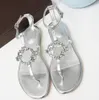 2018 the latest classic flat bottomed sandals are listed in the fashion atmosphere They are never old They are gleaming diamond 7233870