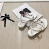 2024 Designer Vintage Fashion Beach Sandalen Luxus Pool Slipper Frauen Beige Sommer Beach Outdoor Cool Maultier Größe 35-41