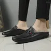 Casual skor ko äkta läder tofflor för män svart vit män slip-on lata ungdomar promenad sandaler glider halv drag loafers stor storlek