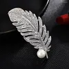 Broches Broche de luxe légère pour les femmes argenter cristal plumes de vêtements pour femmes décoration de sécurité épingle