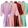 Wedding Party Team Bride Robe met zwarte letters Kimono Satin Pyjama's Bridesmeisje Bathrobe SP2000 240408