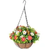 Fleurs décoratives artificielles dans les paniers de jardin de panier suspendu avec décor de balcon