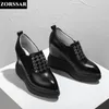 Lässige Schuhe Frauen High Heel Sneakers Weiß schwarzer Mode 12 cm dicker alleiner Damen Vulkanisierte Sportplattform Sneaker Frau