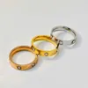 Designer popolare anello in acciaio in titanio a caldo per le donne arachide alla moda e di nicchia di nicchia squisite coppie alimentari non sbiadanti