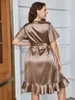 Taille plus taille femme satin silky v collier couche robe enveloppante Tie enveloppe à manches courtes mini robe robe ourlet massif en or Vêtements 240418