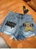 Shorts féminins de la mode Fashion Rhinestone Bear Ripped Booty Shorts Womens 2023 Été A-Line Wasted Cotton Flayed Edge Denim Shorts Femme Y240420