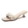 Pantofole 2024 scarpe da donna a basso tacco estivo femminile di design del marchio cinturini a trama quadrata soft slides in pelle pubra