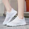 Casual schoenen Ultralichte heren zomer sneakers trend ademende gaas rennen voor mannen mode outdoor man wit