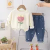 Kläder set flickor'suit Spring Girls 'Love Applique Liten Flower Round Neck Pullover Top broderade jeans tvådelar Söt uppsättning 0-5 år