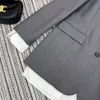 Женщины фальшивые двухдельные продукты дизайнерская куртка мода с писем на стикеру для вышивки кардигановый костюм с длинным рукавом