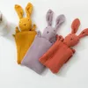 Mignon Baby Rattle Bunny Musline serviette née Coton Soft Cotton Dolls Burp Sponing Clace Couverture éducative Prageur Lapin 240417