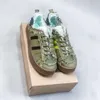 Anti Slip şeffaf kauçuk tahta ayakkabıları klasik spor ayakkabıları süet deri üst konforlu Raw kauçuk dış taban retro tarzı ID4792 ile eşleştirilmiş